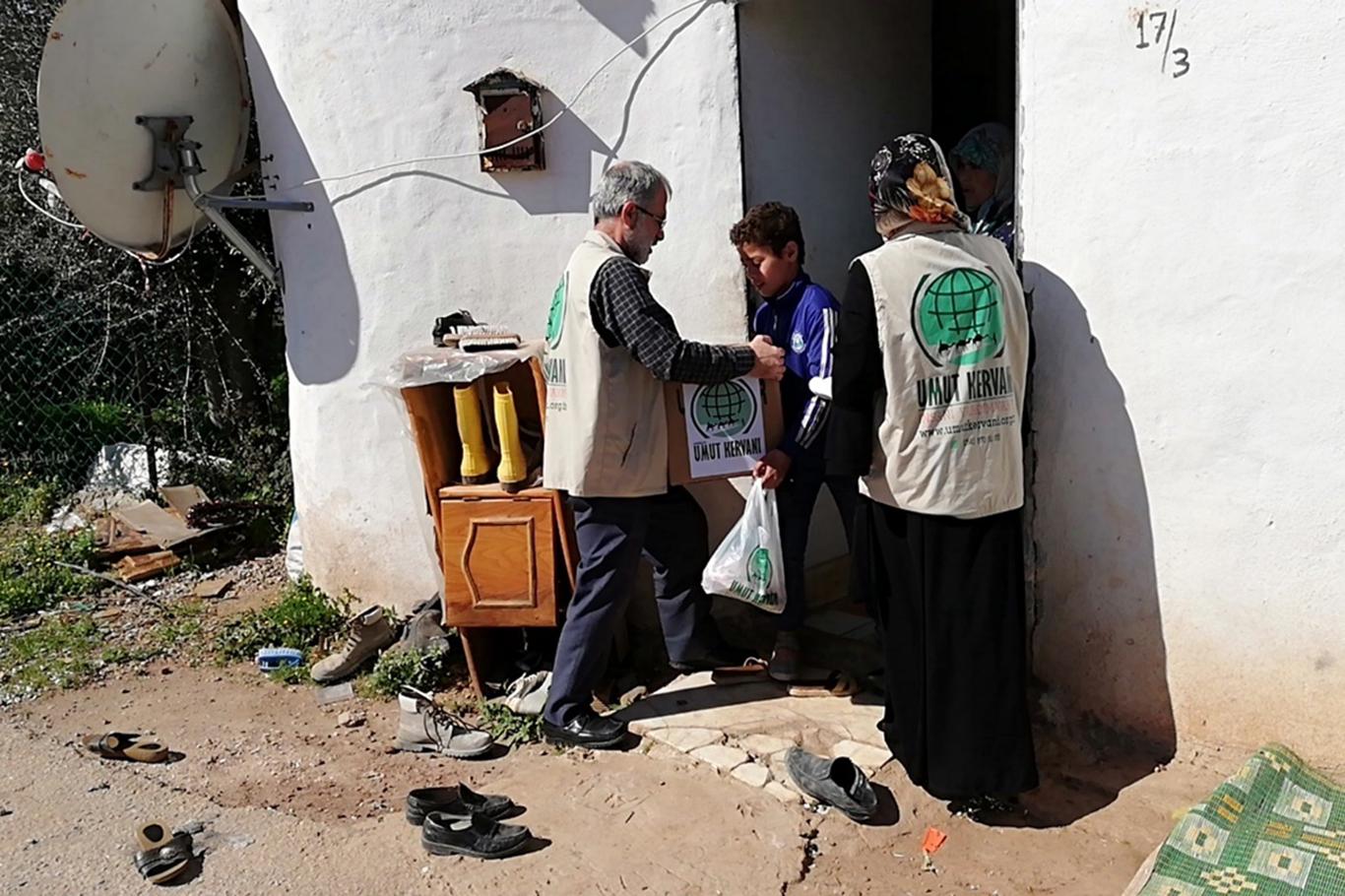 Umut Kervanı, Antalya’da ihtiyaç sahiplerine gıda yardımında bulundu